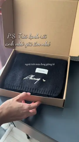 Trời lạnh rồi nhớ quàng khăn thêu tên em tặng nha ❤️ #khantheuten #dodoi #quatang #khanlen #quatangnguoiyeu 