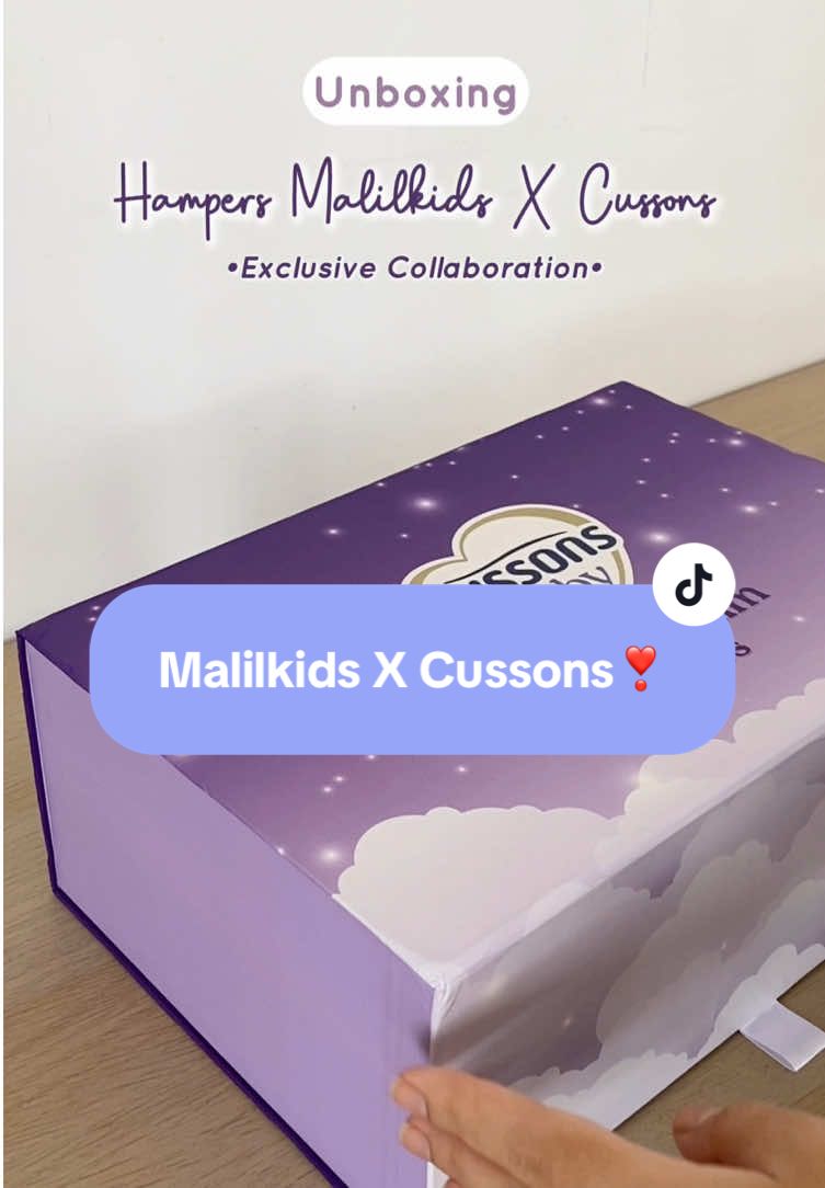 Temenin minil unboxing hampers Malilkids X @CussonsID yukk! Kali ini isinya cuddle calm series dari cussons yang baru launching, dan Blanket Minky Reversible Two Tone yang warnanya minil buat khusus untuk Hampers ini. Gimana, lucu banget ga sih kombinasi dua warna ini?  #Malilkids #unboxing #hampers #selimutbayi #babyblanket 