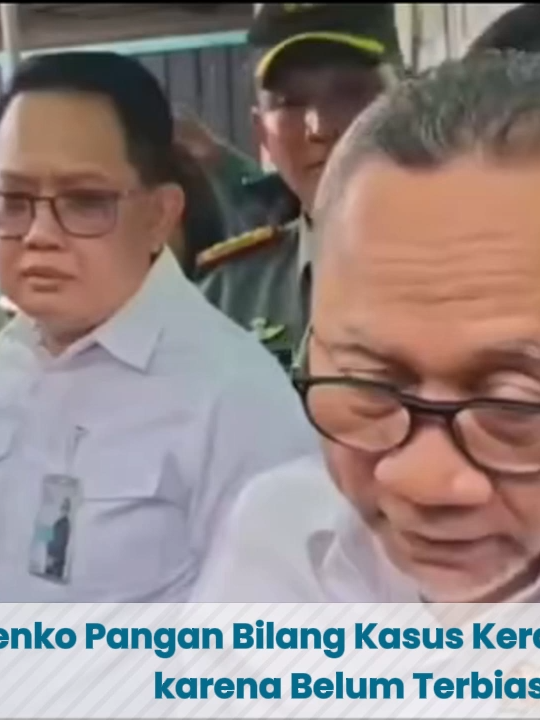 Menteri Koordinator Bidang Pangan, Zulkifli Hasan (Zulhas), menanggapi kasus dugaan keracunan program Makan Bergizi Gratis (MBG). Ia menegaskan bahwa dugaan keracunan tidak selalu disebabkan oleh kesalahan dalam proses pengolahan makanan. “Bisa saja penyebabnya karena alergi atau ketidakbiasaan anak-anak mengonsumsi bahan tertentu. Jadi bukan serta-merta salah masak,” ujar Zulhas saat meninjau Satuan Pelayanan Pemenuhan Gizi (SPPG) di Surabaya beberapa waktu lalu. Zulhas juga mencontohkan pengalamannya saat kecil, ketika ia tidak terbiasa minum susu sehingga mengalami gangguan pencernaan. Sebelumnya, Presiden Prabowo Subianto memanggil Kepala Badan Gizi Nasional (BGN), Dadan Hindayana, untuk memberikan penjelasan terkait rentetan kasus keracunan yang terjadi. Dalam laporannya, Dadan menyampaikan bahwa hingga saat ini terdapat 9.615 SPPG yang telah beroperasi dan melayani sekitar 31 juta penerima manfaat. “Capaian jumlah SPPG yang operasional telah mencapai 9.615 dan telah melayani kurang lebih 31 juta penerima manfaat,” kata Dadan dalam keterangannya, Minggu. #MBG #MakanBergiziGratis #KeracunanMBG #Zulhas #Prabowo #BGN #KasusKeracunan #SPPG #BeritaTerkini #Kesehatan