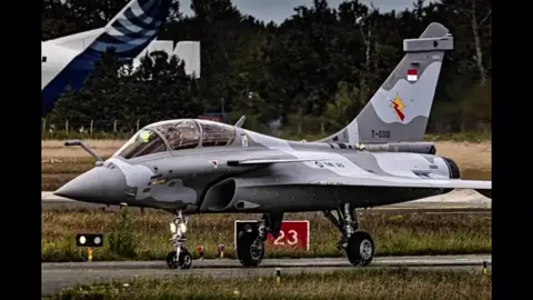 Bagian 1 | Kedatangan jet tempur Rafale di Indonesia dijadwalkan pada awal 2026. Sebanyak 3 Unit untuk kloter pertama. Bakal ditempatkan di Skd 12 Lanud Roesmin Nurjadin Pekanbaru. Persenjataan yang akan dibawa Rafale Indonesia mencakup berbagai rudal udara-ke-udara seperti MICA dan Meteor, rudal udara-ke-darat seperti SCALP, rudal anti-kapal AM39 Exocet, serta bom berpemandu dan kanon internal 30 mm. Pesawat ini dapat membawa total muatan lebih dari 9 ton melalui 14 titik penyimpanan senjata.  Rudal Udara-ke-Udara MICA: Rudal udara-ke-udara jarak pendek hingga menengah.  Meteor: Rudal udara-ke-udara jarak jauh 