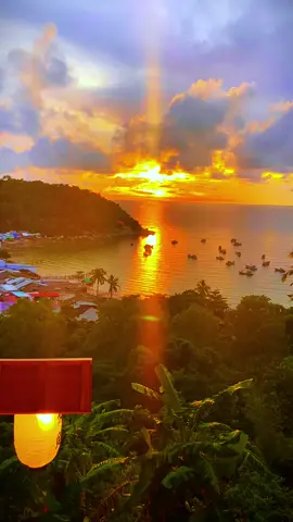 Hoàng hôn đẹp trước cơn bão lớn#hoanghon #tiemcaphehientinh #honson #coffee #xuhuong 