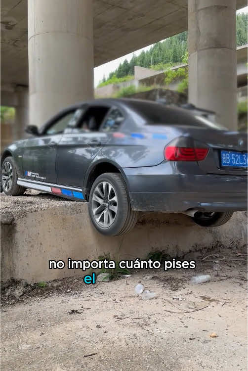 ¿Qué debemos hacer cuando ambas ruedas traseras del coche están atascadas?#carproblems #foru #learnfromme #usatiktok🇺🇸♥️😘🤗 