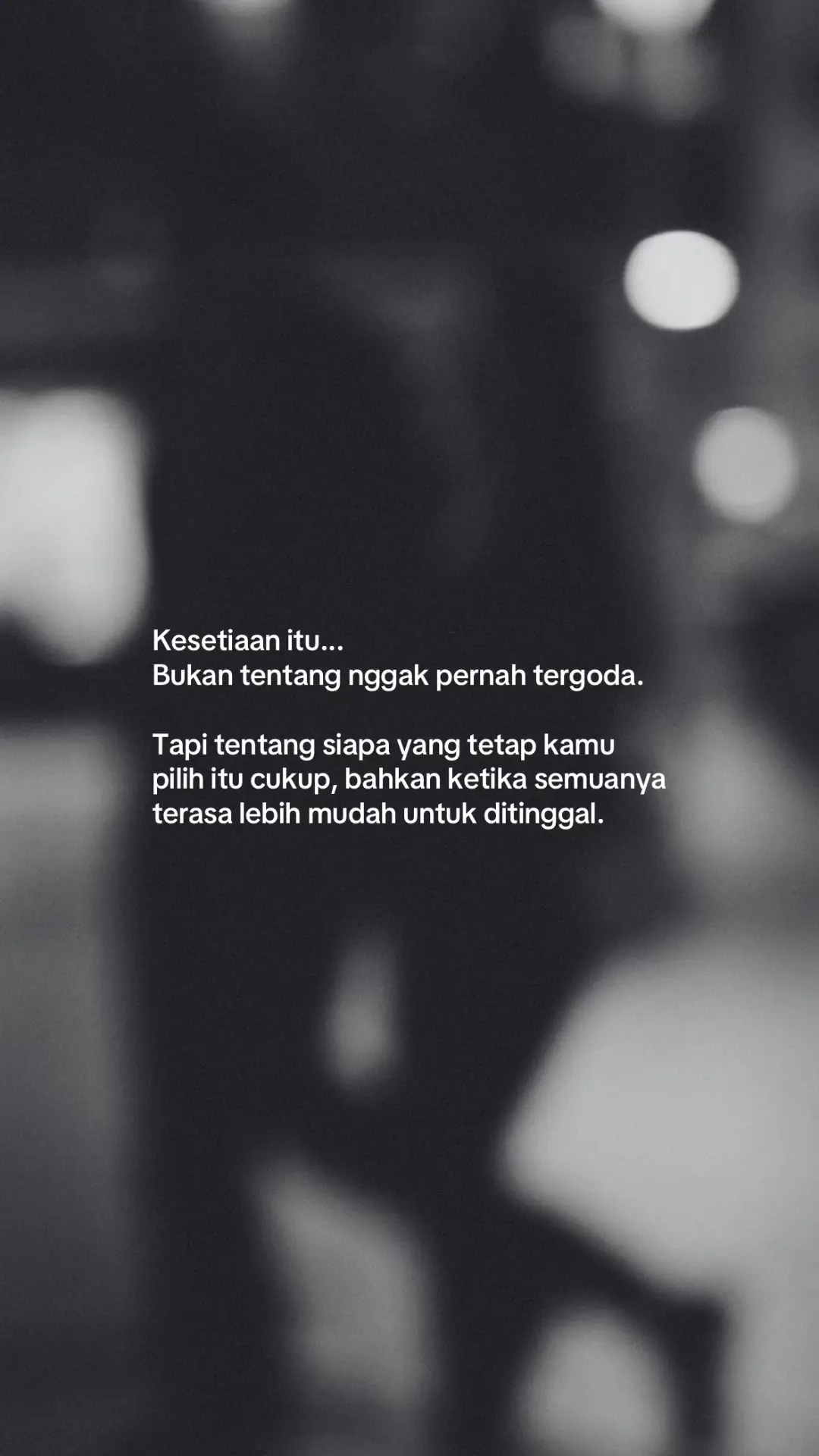 Pernahkah kamu bertanya… apa arti sebenarnya dari kesetiaan? Dalam setiap hubungan—cinta, persahabatan, atau keluarga—kesetiaan adalah fondasi yang tak terlihat namun paling menentukan. Ia adalah benang halus yang mengikat dua hati, bahkan saat jarak memisahkan, bahkan ketika kata-kata tak lagi cukup. Kesetiaan adalah diam-diam mendoakan seseorang saat dia tak melihat. Menunggu meski tak diminta. Tetap ada, meski dunia sedang berantakan. Meski hatimu juga sedang patah, pecah, dan nyaris lupa cara sembuh. Dan anehnya, semakin dewasa, kesetiaan terdengar seperti mitos yang disimpan di museum nilai moral. Kalau kamu menyebut 