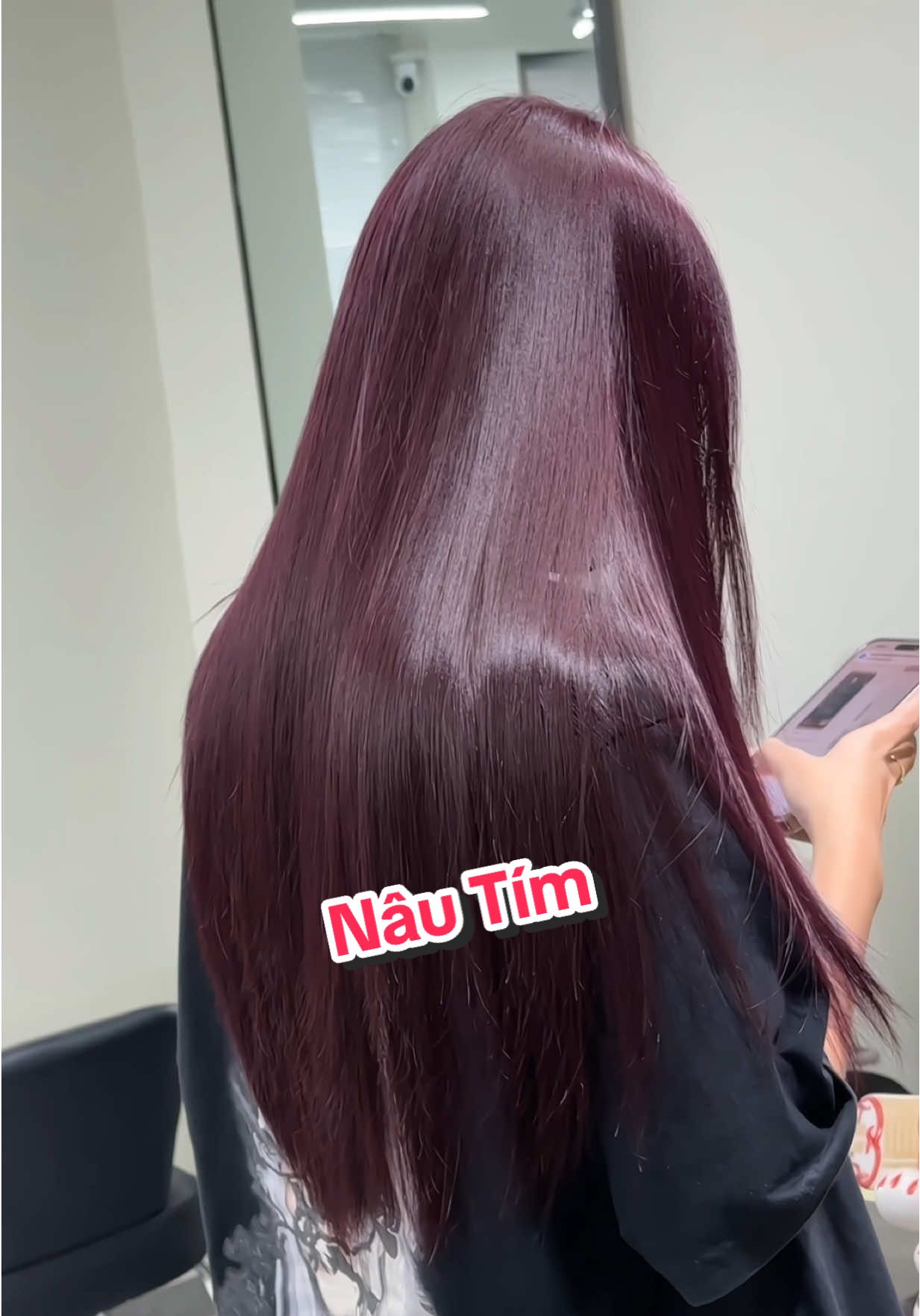 Tông màu thời trang mà khi phai không bị vàng thì mấy bà tham khảo ngay em màu này nha ! Màu Nâu Tím ! Thời gian chơi từ 4-6 tháng luôn nha ! !Nàng nào vẫn phân vân chưa biết chọn màu gì thì inbox 1USD tư vấn miễn phí cho nhen !Đừng quên 1USD đang ưu đãi từ 10%-15% cho khách hàng đặt lịch hẹn trước nhen!#TikTokAwardsVN2023 #SportsOnTikTok #tocdep #hairstyle #phunu       