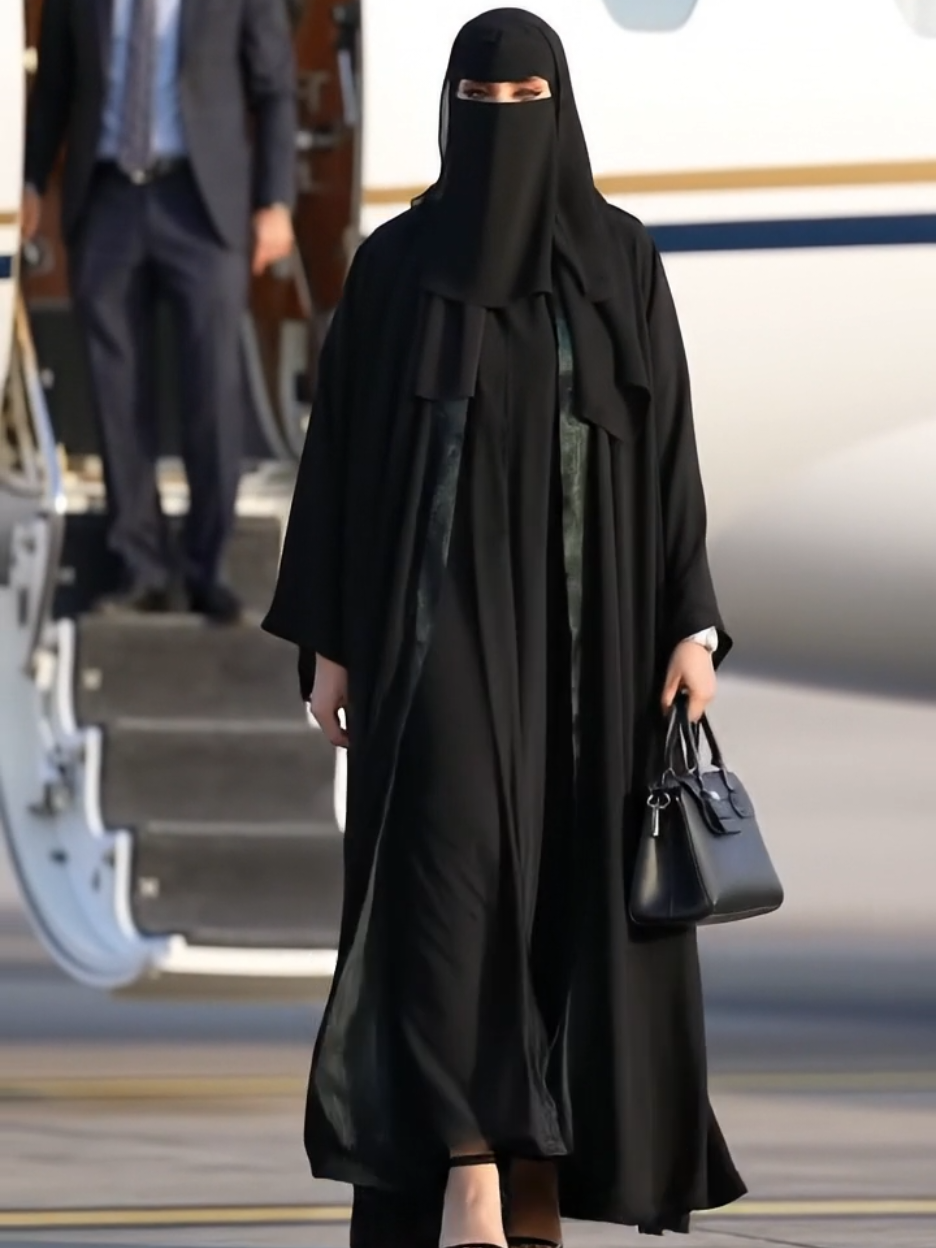 Royal Queen Arrival ✈ | Saudi Elegance in Motion A breathtaking Saudi woman in black abaya & niqab steps off her private jet with royal elegance 👑✨ Carrying a luxury handbag, walking gracefully in heels, radiating power, charm & beauty. Everyone watches in awe as she shines like a true Sheikh’s queen 🌹🥀 #SaudiQueen #RoyalElegance #SheikhWifeVibes #LuxuryArrival #AbayaFashion ✅SaudiStyle ✅ArabBeauty ✅RoyalAura ✅LuxuryGoals ✅ForYou ✅FYP
