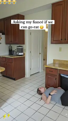 Lying on the floor playing pranks 😂#scareprank #jumpscare #funny #funnymoments #losangeles 