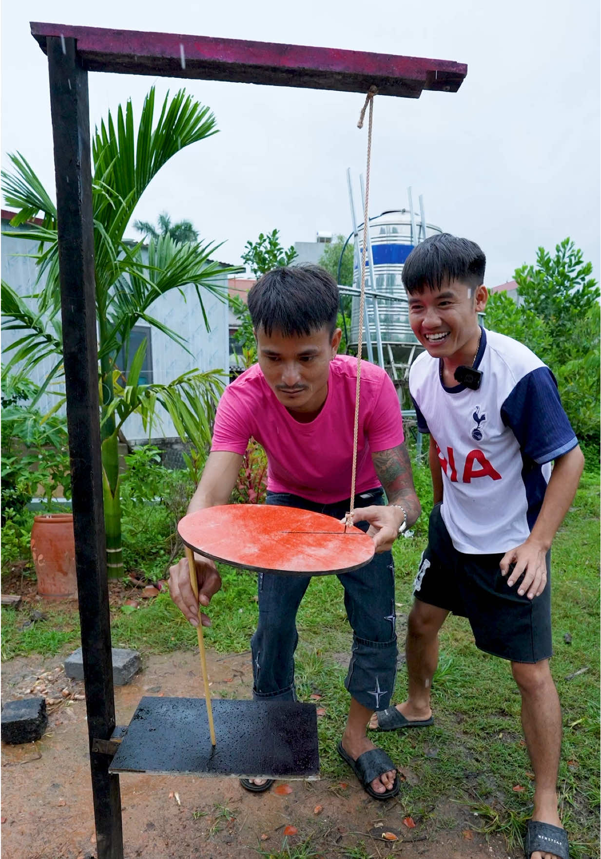 Thử Thách Giữ Cân Bằng Đĩa Trên Cao Không Chạm Tay#hungvlog 