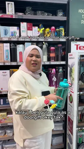 Bila dengar kawan nak sponsor gula je untuk doorgift?🥹 “Eh please la… kahwin sekali seumur hidup, bagi Tefal kat Shopee je ✨ lagi class sikit!” 🍳💍 Shopee kan Lagi Murah + Lagi Cepat! 🚚⚡ #ShopeeMY #ShopeeMY1010 #ShopeeLagiMurah #ShopeeLagiCepat