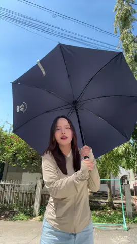 ร่มอะไรโคตรใหญ่ จนเราตัวเท่ามดล่ะ #ร่มกันแดด #ร่มยักษ์ 