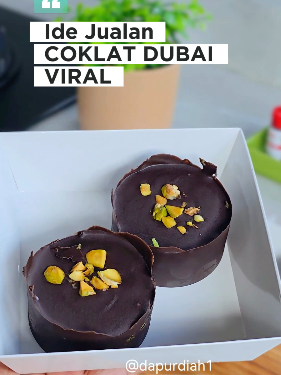 Setelah lama terViral2 akhirnya ikut bikin juga. Dan seriusss ternyata ini coklat enaaak bgt 🤤 manis coklat dan gurih dari Pistachionya kaya jd balance pas  masuk mulut. Sengaja untuk Kunafa aku bikin sendiri, gampang kok cus kalian bikin jg buat ide jualan OK bangett!!. Btw pewarna dan juga perisa vanili aku pakai dari @Betetindonesia  Coklat Dubai Bahan : Dcc 250 gr ( 19500 ) 150 gr Tepung terigu ( 1800 ) 100 gr Tepung maizena ( 5000 ) 1/2 sdt garam ( 100 ) 1 sdm gula pasir ( 300 ) 2 tetes vanili essence B&2B @betetindonesia ( 300 ) 1 sdm minyak goreng ( 300 ) 330 ml air ( free ) 2 tetes pewarna hijau tua ( 300 ) 100 gr Selai Pistachio ( 59000) Pistachio cincang ( 4000 ) Packaging ( 6000 ) Stiker( 1600 ) Pewarna & Essence BETET  □ Sertifikasi Halal & BPOM □ Foodgrade □ 🛒 Kimfood.id □ tiktokshop : Betetindonesia #IdeJualanKreatif #idejualan #coklatdubai #betet #dubaichocolate 