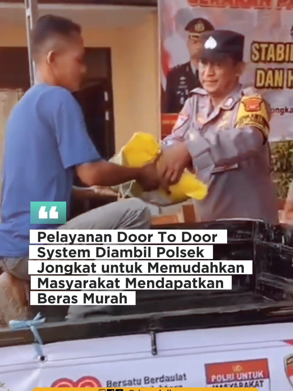 POLSEK JONGKAT HADIR LEBIH DEKAT! Dalam upaya meringankan beban masyarakat di tengah naik-turunnya harga kebutuhan pokok, Polsek Jongkat kembali menggelar Gerakan Pangan Murah (GPM) Polri, Sabtu (27/9/2025). Yang istimewa kali ini bukan hanya melayani pembelian di Mapolsek, tapi juga menghadirkan layanan door to door system, beras Bulog SPHP diantar langsung ke rumah warga yang kesulitan datang ke lokasi kegiatan! ✅ Total 2 ton (400 paket) beras disalurkan dalam kegiatan kali ini. ✅ Sudah 14 ton beras dibagikan ke masyarakat selama 3 kali pelaksanaan GPM. ✅ Bukti nyata kehadiran Polri bukan hanya menjaga keamanan, tapi juga membantu kebutuhan masyarakat. #PolriPeduli #DoorToDoor #GerakanPanganMurah #PolsekJongkat #BhayangkaraUntukRakyat 