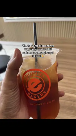Usahakan jadi wanita yg mandiri tapi tidak merendahkan laki”🙏☺️