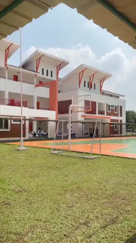 Sekolah Rakyat hadir memberikan pendidikan berkualitas, harapan untuk masa depan Indonesia. APBN Tahun 2025 mendukung sektor pendidikan Indonesia melalui banyak program, salah satunya melalui Sekolah Rakyat yang menjadi terobosan baru untuk menciptakan pemerataan fasilitas pendidikan yang layak, khususnya bagi anak-anak dari keluarga prasejahtera. Lebih dari 3 juta anak Indonesia tidak bersekolah, mayoritas mereka berasal dari keluarga termiskin (Desil 1-2). Survei Sosial Ekonomi Nasional (SUSENAS) menyebutkan alasan utama penyebab anak-anak Indonesia putus sekolah dikarenakan adanya hambatan keterbatasan ekonomi. Inilah yang mendasari terbentuknya inisiatif Sekolah Rakyat sebagai program prioritas dari Presiden @prabowo. Hingga Semester I Tahun 2025, #UangKita sebesar Rp327,1 M telah disalurkan untuk pelaksanaan Sekolah Rakyat melalui @kementerianpu. Apa kata anak-anak yang bersekolah di sana? Mari Simak pada tayangan berikut. Semangat ini yang akan terus kita bawa dan kita lanjutkan sebagai program prioritas di tahun 2026.