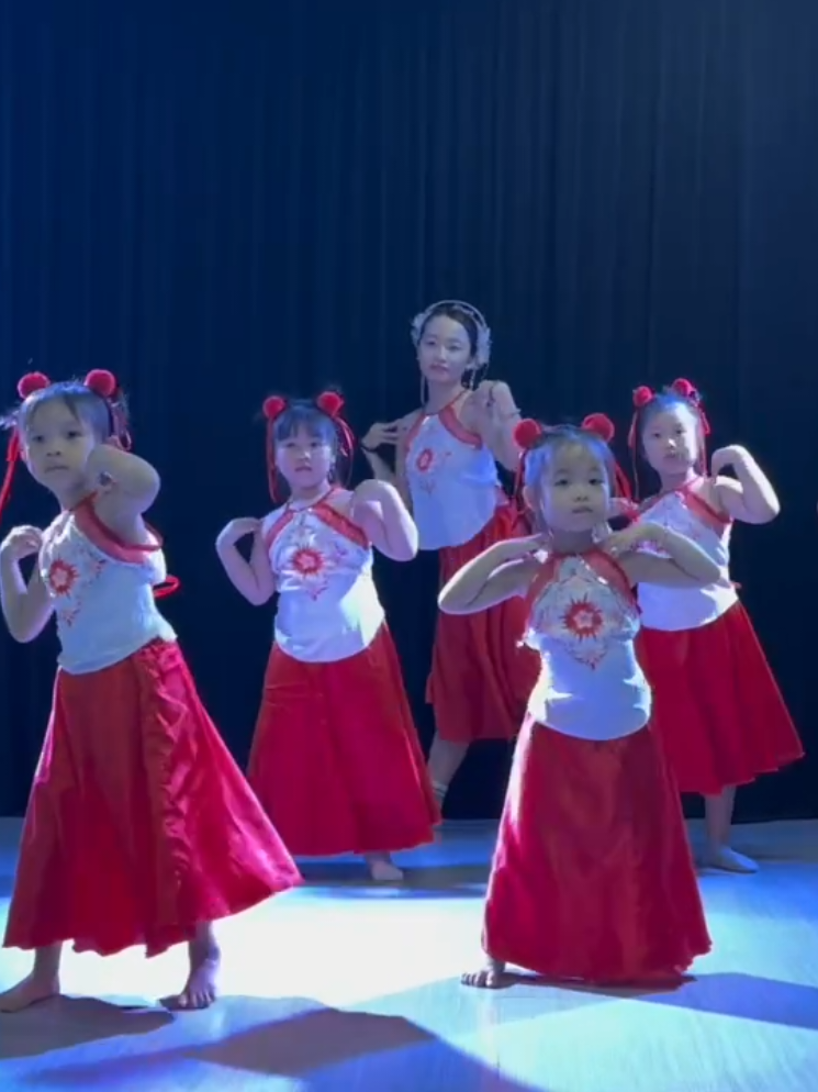 Lớp nhảy múa cơ bản cho trẻ em vào cuối tuần, liên hệ Judy nè  #dance #kiddance #daynhaynhatrang #dancers #muatrungthu 