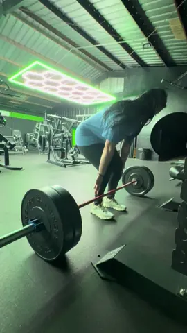 We out here getting it done.. babe’s first ever deadlift and hitting 225lbs for 3reps 👌🏽 #Fitness #Texas #WestTexas #Fyp 