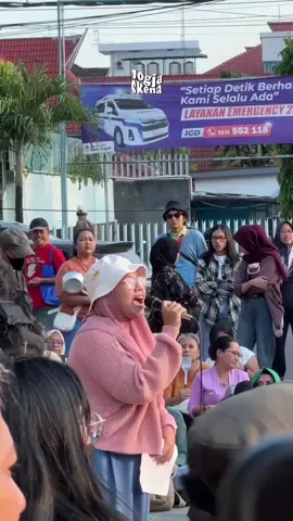 Aksi ibu-ibu melakukan aksi demo untuk mengkritik kebijakan pemerintah terkait tata kelola MBG yang telah menimbulkan 5.000 orang korban keracunan.  #aksidemombg #mbg #keracunanmbg #demoibuibutentangmbg 