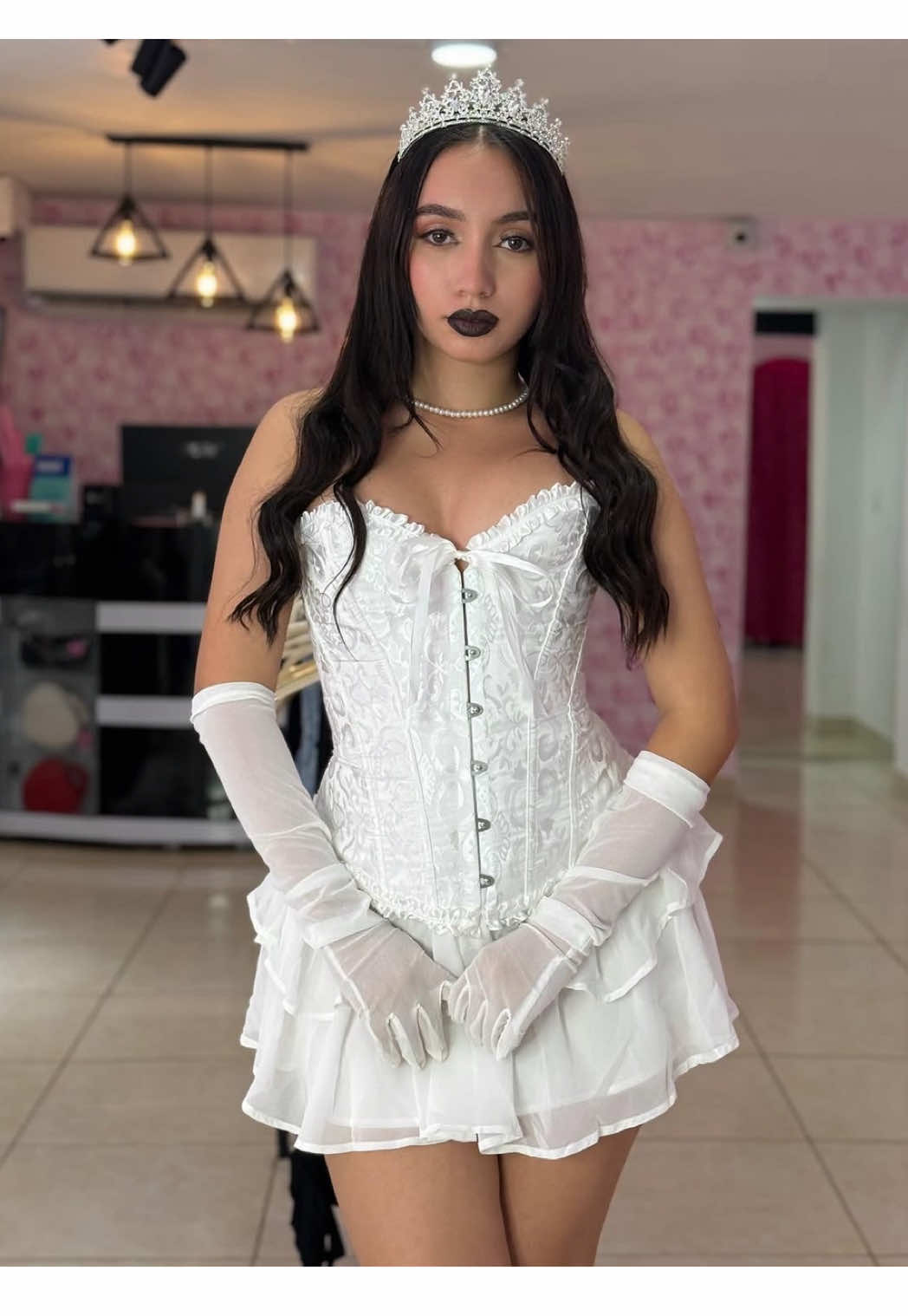 Reina blanca 👸🏻🤍 Nos complace anunciarte que ya puedes comenzar a encargar tu disfraz favorito a través de nuestra línea de WhatsApp. Recuerda que todos los disfraces los manejaremos por encargo y tardan entre 8 a 15 días hábiles en llegar. Para realizar tu pedido, se requiere un abono del 50%, y el restante lo cancelas cuando nos llegue.✨ ¡No te quedes sin tu disfraz favorito! 🎃 Para más información y pedidos, envíanos un mensaje. ¡Estamos listos para atenderte por nuestra línea de WhatsApp!💕