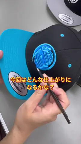 オリジナル刺繍キャップ制作！ 今回のオーダーは「湾岸」の文字を刺繍しました。ライトブルーとカラーがとても綺麗に映えてますね！好きな文字やデザインを入れて、自分だけの特別なキャップに✨ チームやイベント用にもおすすめです！ #刺繍 #オリジナル #キャップ #湾岸 #ユニフォーム 