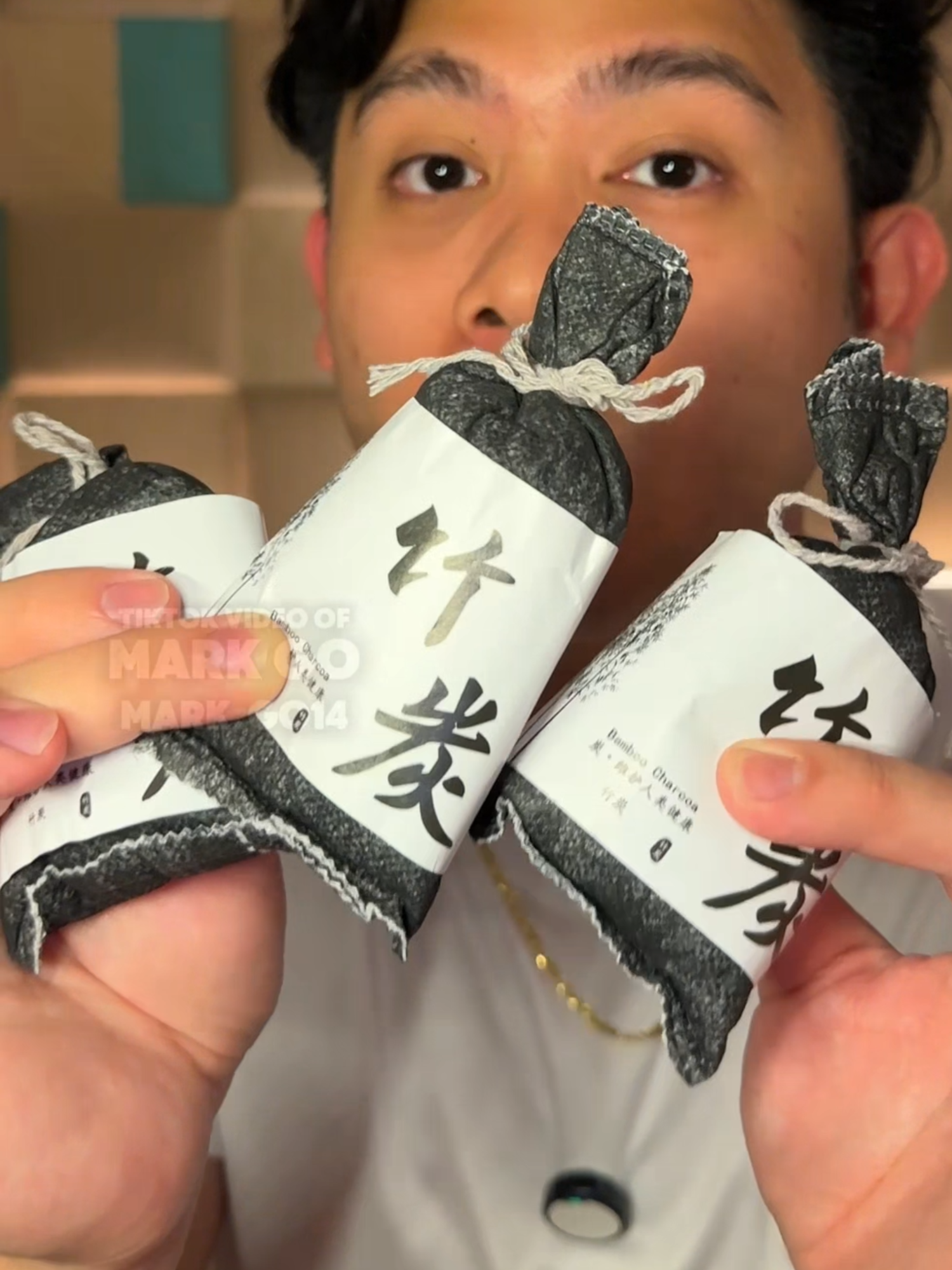 Kung hindi nawawala yung amoy dyan sa kwarto mo try mo to activated charcoal na effective talagang nakakawala ng baho no hassle gamitin ikakalat mo lang sa kwarto mo so lahat ng amoy na hindi maganda tanggal talaga dahil dito  #activatedbamboocharcoalbag #bamboocharcoal #bamboocharcoalbag #charcoalbag