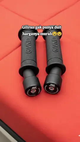 🔧 Pegangan mantap, kontrol maksimal! Dengan handgrip premium, berkendara jadi lebih nyaman, stylish, dan pastinya bikin motor makin kece. 🚀🔥 Siap nemenin setiap perjalananmu! #Handgrip #AksesorisMotor #BikinMakinKece #MotorStyle #RidingNyaman 