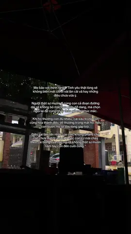 Mẹ bảo với mình rằng: “Tình yêu thật lòng sẽ không biến mất chỉ vì vài lần cãi vã hay những điều chưa vừa ý. Người thật sự muốn đi cùng con cả đoạn đường dài sẽ không bỏ mặc con giữa dở dang, mà chọn ngồi lại để cùng nhau tháo gỡ mọi khúc mắc. Khi họ thương con đủ nhiều, cái xấu trong con cũng hóa thành điều dễ thương trong mắt họ. Nếu con buồn, họ sẽ đau lòng gấp bội. Điều sai lầm lớn nhất của con, không phải ở chỗ con chưa đủ tốt, mà là ở việc con cứ mãi chạy theo cái bóng của một người không thật sự muốn nắm tay con đến cuối cùng.”#tamtrang #suyngam #tinhyeulagi 