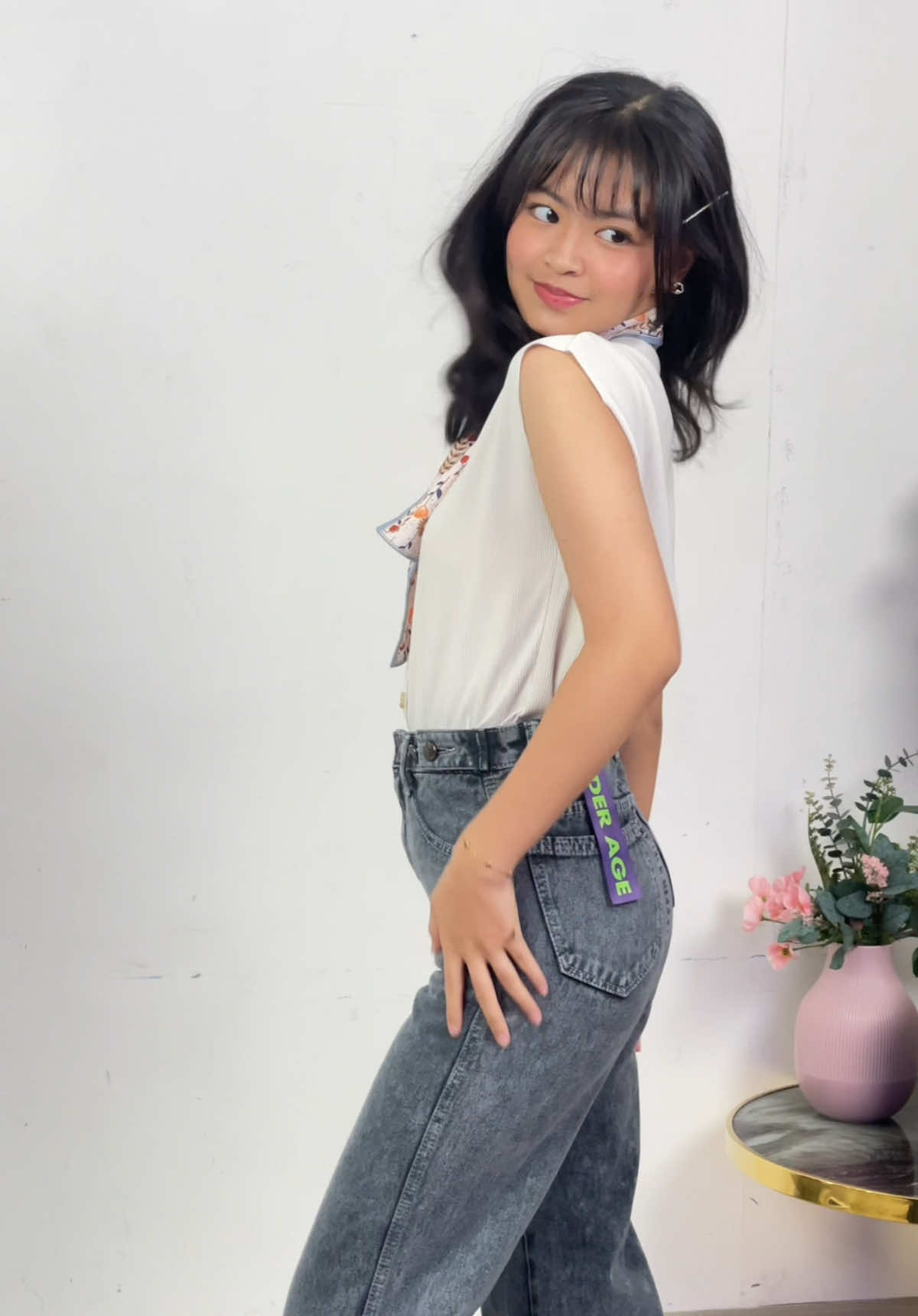 Gemes banget kan outfitnya Aqila😍🤏🏻 #TiktokShopOOTD #JinisoEntertainment #Jiniso #jeansviral  #fyp 