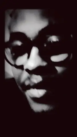 👉 La génération la plus manipulable de l’Histoire On reproche souvent aux peuples africains de se laisser berner par leurs dirigeants. Mais regardons autour de nous : une personne avec un simple téléphone, se proclamant « influenceur », arrive à manipuler toute une jeunesse. Elle joue sur les émotions, vend des illusions, et bâtit sa fortune sur la crédulité collective. Si un pseudo-influenceur peut berner des millions, comment s’étonner qu’un homme politique, formé à l’art de la manipulation, puisse le faire à plus grande échelle ? Le vrai problème n’est pas dans les peuples ou leurs dirigeants : il est dans notre génération, devenue la proie facile des illusions et de la séduction facile. #RéflexionProfonde 