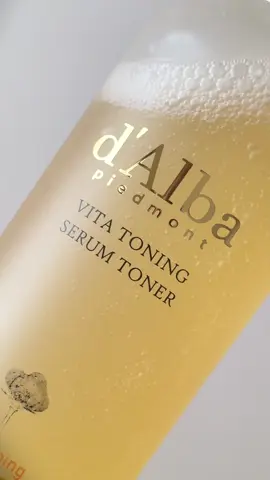 ビタミンたっぷりのトナーで“ガラス肌”を叶える✨ d’Alba Vita Toning Serum Toner を使ってみたよ🍋 とにかく香りが良いの🧡 ✔︎ ビタミン C + ナイアシンアミド入りで明るさケア ✔︎ セラムのような軽やかな使い心地 ✔︎ とろみがあるけどベタつきなくうるおい続く #dAlba #VitaToning #セラムトナー #ビタトーニング #ダルバ
