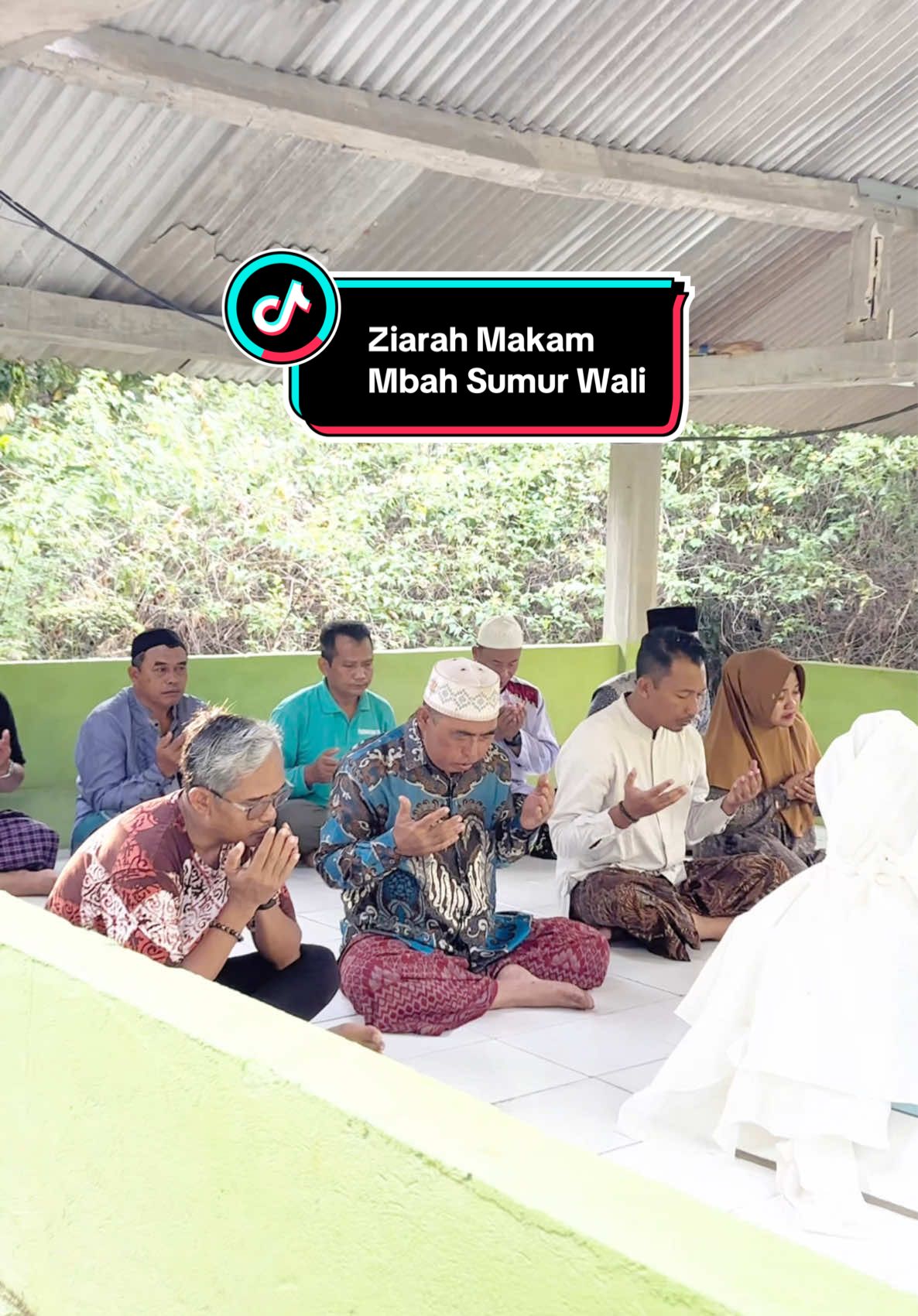 Ziarah ke Makam Mbah Sumur Wali di Desa Nyamuk, Karimunjawa 🌿🤲 Momen penuh khidmat untuk mengenang jasa beliau dalam menyebarkan syiar Islam di bumi pertiwi. Dengan penuh takzim kita kirimkan doa, semoga Allah SWT melimpahkan rahmat dan ampunan-Nya kepada almarhum, serta menjadikan teladan perjuangan beliau sebagai cahaya bagi generasi penerus. اللَّهُمَّ اغْفِرْ لَهُ وَارْحَمْهُ وَعَافِهِ وَاعْفُ عَنْهُ (Ya Allah, ampunilah beliau, rahmatilah, sejahterakanlah, dan maafkanlah kesalahannya). Semoga kita semua senantiasa diberi kekuatan untuk istiqamah meneladani jejak para wali dalam menjaga iman, amal saleh, dan persaudaraan umat. #ziarah #desanyamuk #karimunjawa #jepara #sumurwali @Witiarso Utomo @Muhammad Ibnu Hajar