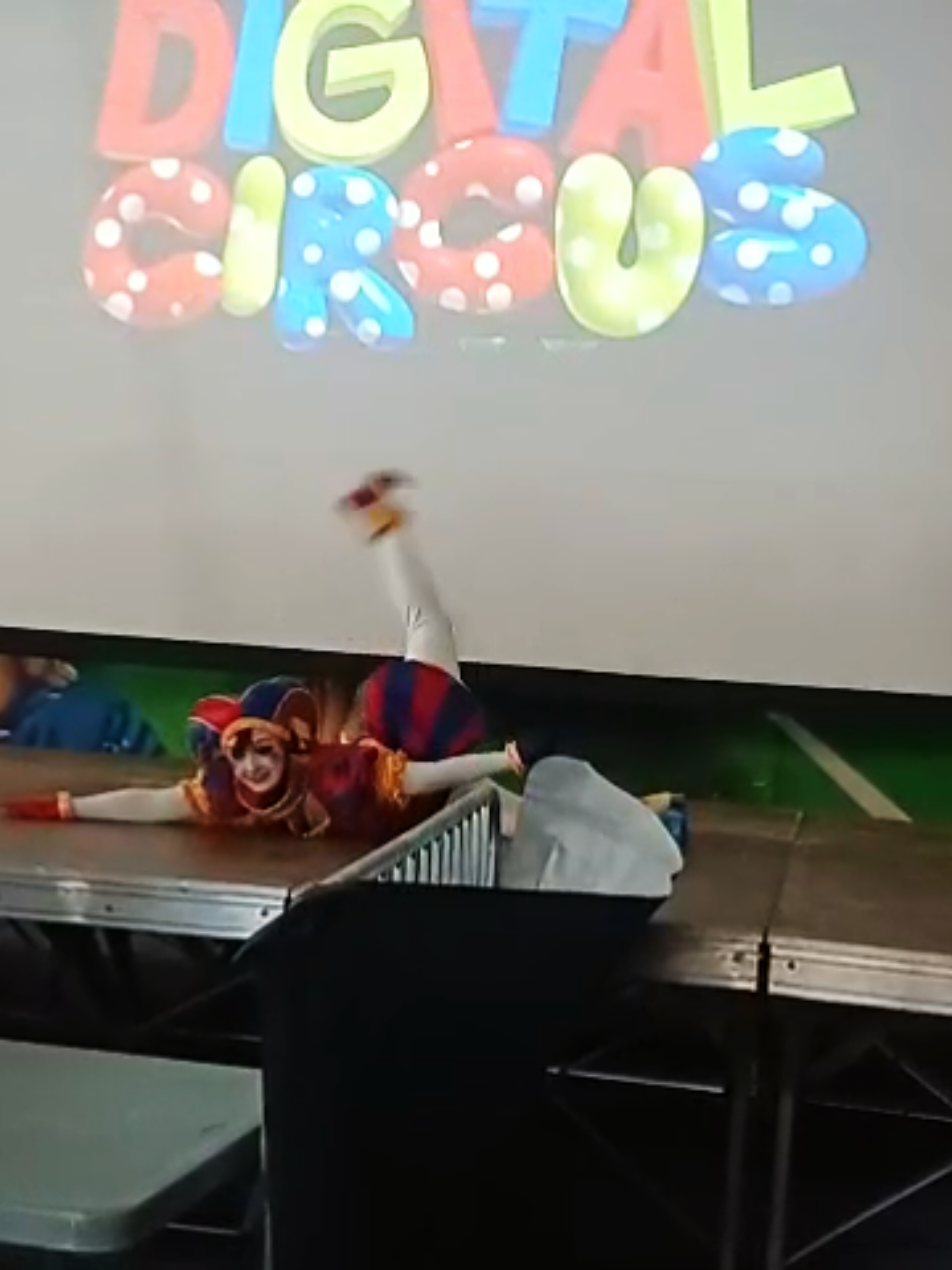 Ma restait au concours de la FantastikCon en Pomni ! Presta a moitié improviser sur le tas 😂 pas de prix, mais beaucoup de fun ! #pomni #cosplay #amazingdigitalcircus #pomnicosplay 