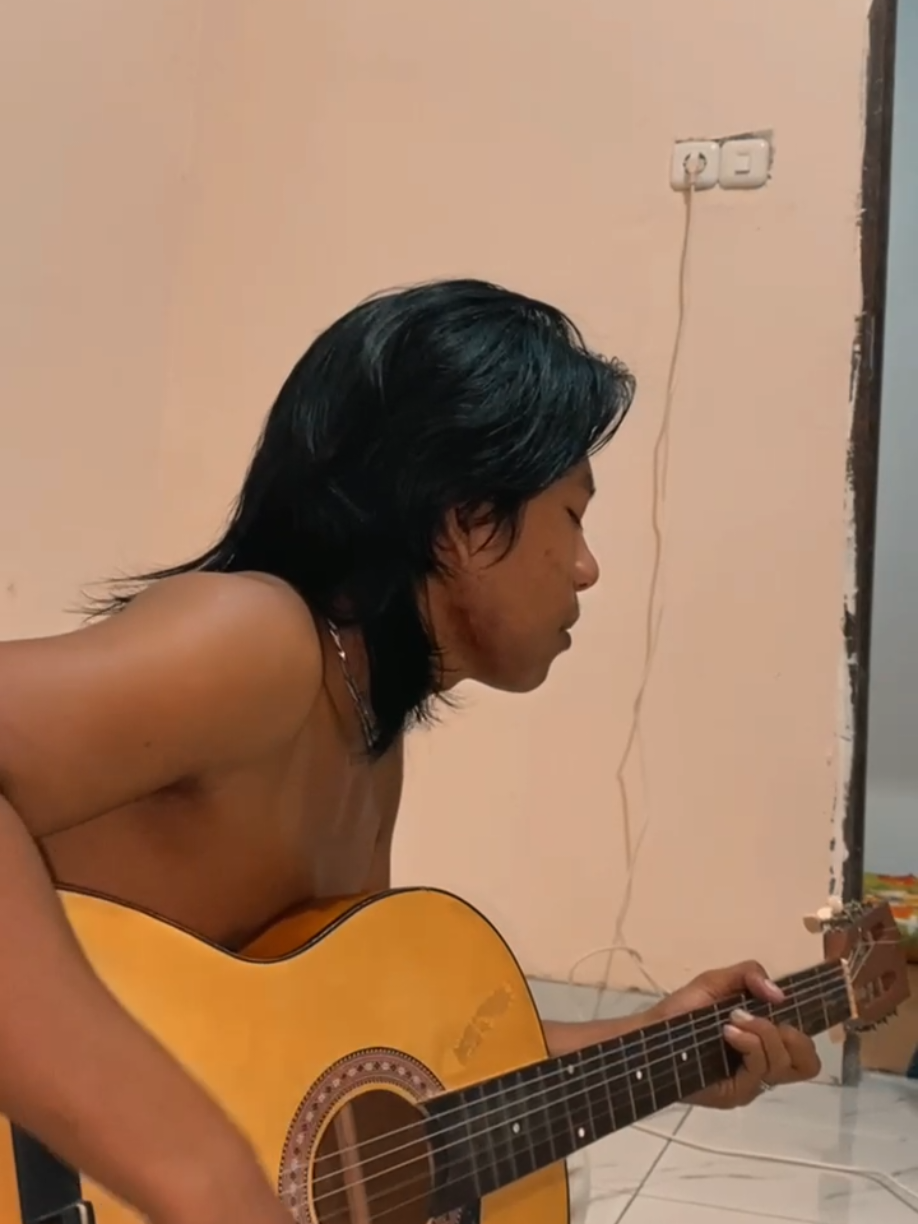 dua lagu berbeda tapi nyambung juga kalau di sambung 😁🎸 #coversong #fyp #timursongvibes #galaubrutal 