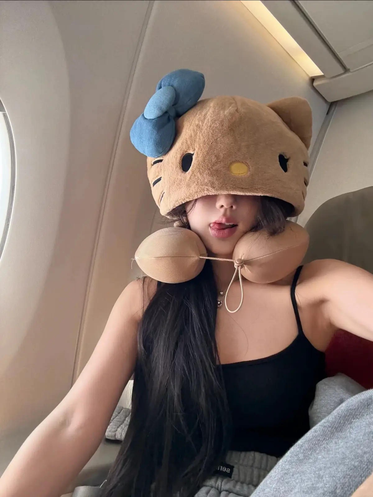 Chiếc gối cổ Hello Kitty xinh xắn – phụ kiện must-have cho mọi chuyến đi ✈️ Đi máy bay hay ô tô đều cần, vừa tiện lợi vừa hot trend Có em này đồng hành, ngủ ngon + pose ảnh cũng siu cutee 💕 #fyp #hellokitty #thicthiban 