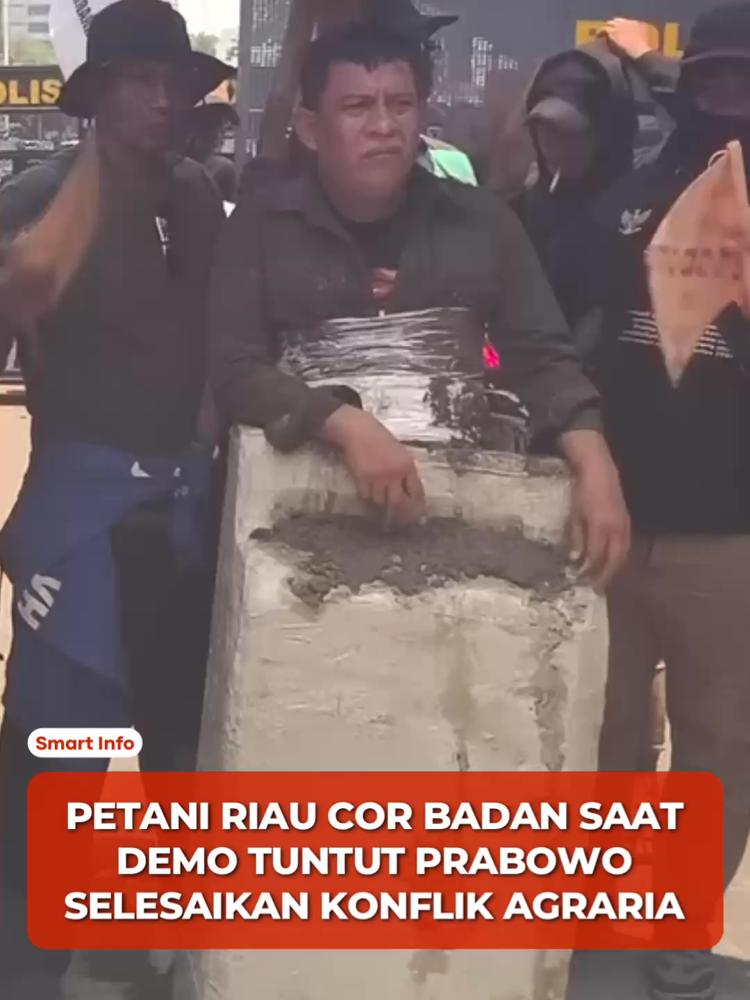 Aksi memperingati Hari Tani Nasional ke-65 di Jakarta Pusat diwarnai aksi ekstrem sembilan petani asal Riau yang melakukan cor badan sebagai bentuk protes konflik agraria yang tak kunjung selesai. Seorang petani bahkan terjebak dalam semen setinggi perut di depan barikade polisi. Massa aksi juga membawa boneka tikus berjas hitam sebagai simbol korupsi serta mengangkat hasil panen sebagai simbol perjuangan. Mereka menegaskan enam tuntutan utama, mulai dari penyelesaian konflik agraria hingga pencabutan UU Cipta Kerja. 📄: Kompas.com 🎥: Facebook/Riki Reja Permadi #fypシ゚ #fyppppppppppppppppppppppp #viralvideo #viral