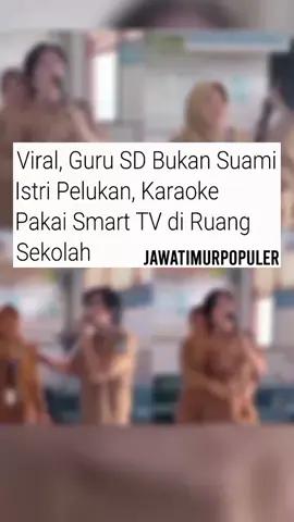 Belakangan ini publik tengah dibuat gaduh dengan fenomena viral di salah satu SD kawasan Bandung, Jawa Barat. Dua guru yang bukan pasangan suami istri kedapatan asik berkaraoke menggunakan Smart TV bantuan pemerintah, Sabtu (27/9/2025). Dalam rekaman yang pertama kali diunggah akun X Lambe_waras itu, keduanya terlihat berpelukan dengan seragam dinas lengkap di ruang lingkup sekolah. Momen tersebut langsung menuai beragam reaksi warganet yang mempertanyakan status hubungan mereka. “Itu suami istri bukan? Kalau bukan, ya jangan berharap pendidikan karakter akan jalan di sekolah,” tulis akun Jum$#!.   Tak hanya soal kedekatan yang dianggap berlebihan, publik juga menyoroti penggunaan Smart TV yang seharusnya mendukung kegiatan belajar mengajar, bukan untuk hiburan pribadi. Diketahui, perangkat itu merupakan bagian dari 330.000 unit bantuan resmi Presiden Prabowo Subianto ke sekolah-sekolah di seluruh Indonesia. “Mungkin memang perlu sedikit relaksasi, tapi itu suami istri sendiri bukan, ada pelukan soalnya, kalau bukan, layakkah?” komentar akun Craz$#!. Hingga kini, belum ada klarifikasi dari pihak sekolah maupun kedua guru terkait hubungan mereka serta alasan penggunaan fasilitas tersebut. Sc: Pojoksatu.id & Telisik.id Gimana pendapat kalian der... 🔥 #gurusd #bandung #jawabarat  #jawatimurpopuler #berpelukan 