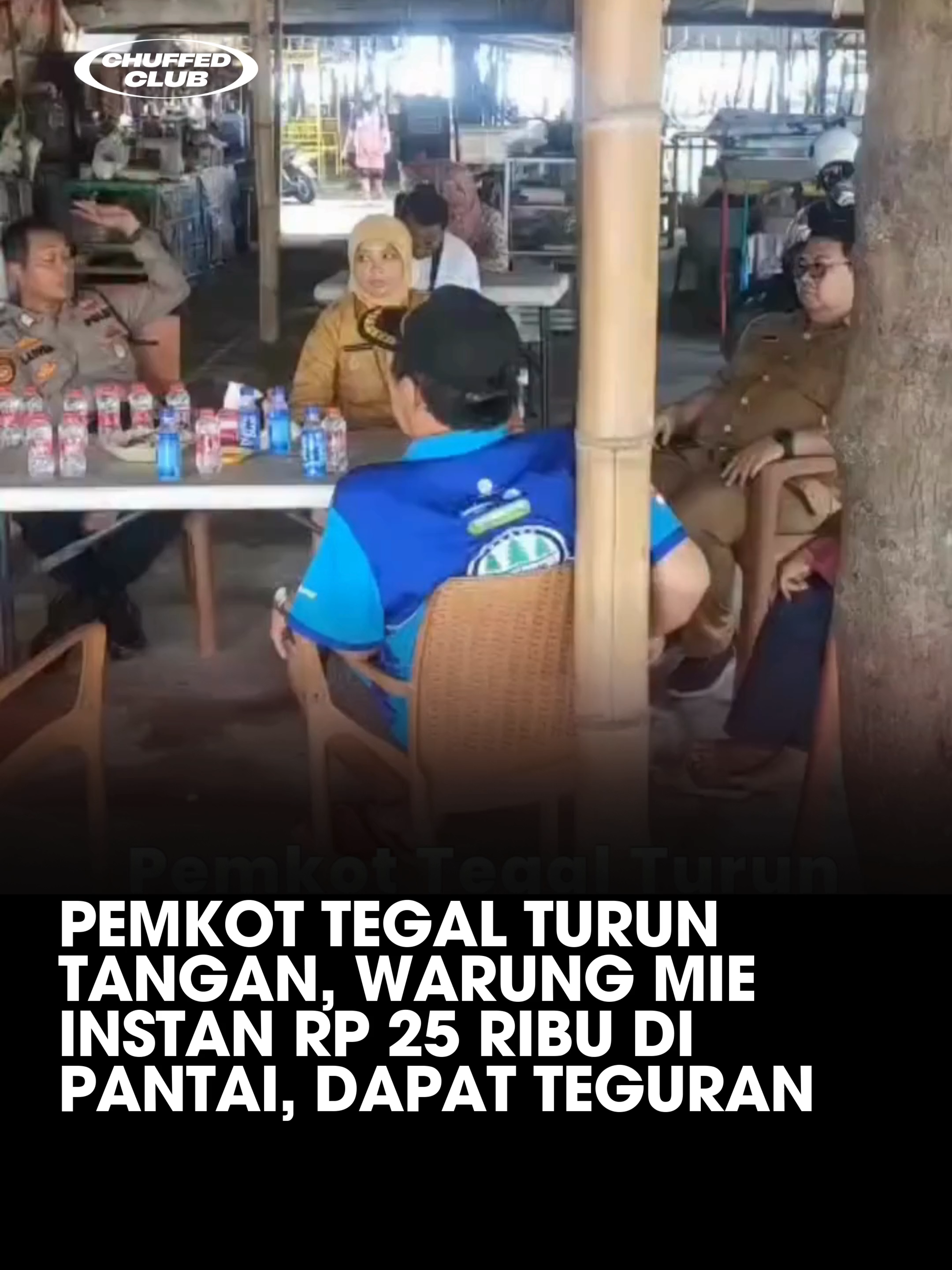🍜 Warung Mie Instan Rp 25 Ribu di Pantai Tegal: Antara Bisnis dan Etika Wisatawan Viral di media sosial, sebuah warung di Pantai Alam Indah (PAI), Kota Tegal, membanderol mie instan komplet seharga Rp 25.000 per porsi. Harga tersebut memicu protes dari pengunjung yang merasa keberatan. Namun, pemilik warung membela diri dengan menyebutkan bahwa menu tersebut termasuk telur, bakso, sayuran, dan dua saset Milo, sehingga harga tersebut dianggap wajar. Pemerintah Kota Tegal melalui Dinas Kepemudaan, Olahraga, dan Pariwisata (Disporapar) telah turun tangan dengan memberikan teguran resmi kepada pemilik warung. Kepala Bidang Pariwisata Disporapar, Dian Eka Kusumawardhani, menegaskan pentingnya transparansi harga dan daftar menu yang jelas sejak awal, agar tidak menimbulkan kesalahpahaman antara pedagang dan pengunjung. Fenomena ini mengingatkan kita akan pentingnya etika dalam berbisnis, terutama di kawasan wisata. Harga yang tidak wajar dapat merusak citra pariwisata dan menurunkan minat wisatawan. Sebaliknya, transparansi dan pelayanan yang baik akan meningkatkan kepuasan pengunjung dan mendukung pertumbuhan ekonomi lokal. Kejadian ini juga menunjukkan peran penting pemerintah dalam mengawasi dan membina pelaku usaha di sektor pariwisata, agar tetap beroperasi sesuai dengan prinsip keadilan dan etika bisnis. #HargaMiePAI #EtikaBisnis #WisataTegal #TransparansiHarga #ViralTikTok