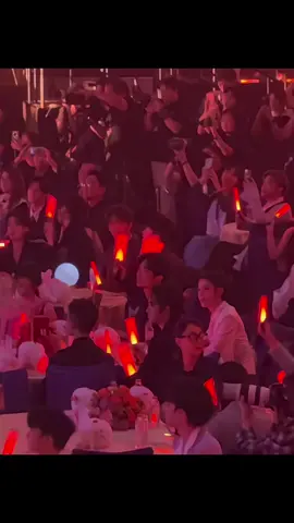[Fancam] Va phải vid này có bạn ngồi dưới quẩy nhiệt tình quá. Cầm hẳn 5 cây 2 tay. 😆( Thông cảm mình không biết tên anh này) Cám ơn mọi người đã cổ vũ cho Tiêu Chiến ❤️  🎤《Music All Night》  🎼 Đêm hội âm nhạc điện ảnh Vùng Vịnh Lớn 2025 tại Macao/ The Greater Bay Area Film Concert 2025 in Macau #xiaozhan #tieuchien #肖战 #cbiz #thegreaterbayareafilmconcert2025 