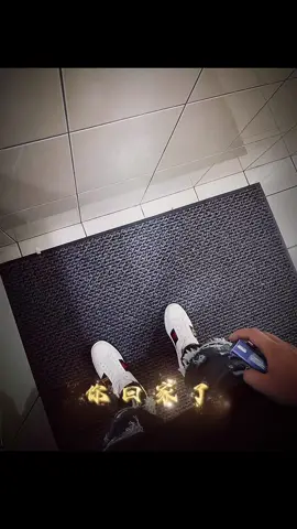 Cuộc đời không phải là sân khấu, và bạn không cần phải trình diễn để nhận được sự công nhận.  Nếu bạn mãi sống dưới ánh đèn của người khác, bạn sẽ chẳng bao giờ thấy ánh sáng của chính mình ! #xuhuong #ruanzhong9  #sttdoi #capchat 