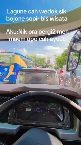 Ra gelem sendiri???yo ra maem nasi to sayangkuuuu 😂😂 #sopirbus #busindonesia #buspariwisata #buspariwisatajogja #sewabusjogja 