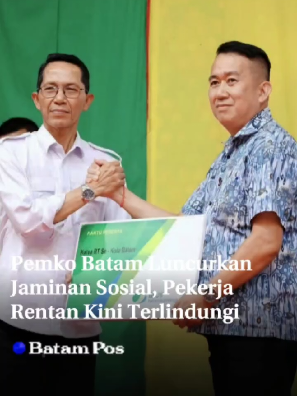 Pemerintah Kota Batam menegaskan komitmennya melindungi pekerja rentan dengan meresmikan Program Jaminan Sosial Ketenagakerjaan. Program ini menyasar kelompok masyarakat yang selama ini belum tersentuh perlindungan sosial, seperti ketua RT/RW, kader posyandu, kader kelurahan, tokoh agama, hingga pekerja sosial kemasyarakatan. Peluncuran program berlangsung di Golden Prawn 933, Bengkong, dihadiri lebih dari 1.500 perwakilan warga dari berbagai elemen. Wali Kota Batam, Amsakar Ahmad, menegaskan program ini merupakan wujud janji politiknya kepada masyarakat. “Hal ini merupakan rasa terima kasih saya kepada masyarakat Batam yang telah berkontribusi bagi kemajuan kota. Dan malam ini saya bayar janji politik itu,” katanya. Sebanyak 12.847 warga Batam resmi mendapat perlindungan Jaminan Sosial Ketenagakerjaan. Program ini didanai melalui APBD 2025 dengan skema hibah dan bantuan sosial, menggandeng BPJS Ketenagakerjaan sebagai penyalur. Penerima manfaat terdiri dari 4.028 Ketua RT/RW/LPM, 3.855 Kader Posyandu, 109 Kader Siaga Kelurahan, 4.703 pekerja rentan sosial keagamaan, serta 152 pekerja rentan sosial kemasyarakatan. Kepala Kantor Wilayah BPJS Ketenagakerjaan Sumbarriau Kepri, Henky Rhosidien, menyatakan dukungan penuh atas langkah Pemko Batam. “Program untuk mensejahterakan warga Kota Batam, tentu kami dukung. Semua risiko kerja akan ditanggung dan dilindungi pemerintah,” ujarnya. Sebelumnya, bantuan serupa telah diberikan kepada nelayan dan petani. Dengan tambahan kali ini, Batam disebut sebagai salah satu kota dengan tingkat perlindungan sosial tertinggi di Indonesia, yakni mencapai 70 persen dari pekerja rentan. Plt Kepala Dinas Ketenagakerjaan Kota Batam, Nurul Sri Wahyuni, menambahkan bahwa alokasi program ini sudah sesuai regulasi. “Pemerintah daerah berhak mengalokasikan jaminan sosial dan jaminan hari tua sesuai Perda APBD 2025,” ujarnya. Salah satu penerima manfaat, Ridwan, mewakili Kader Desa Siaga, mengaku program ini baru pertama kali ada. “Bagus sekali program ini, karena belum pernah ada bantuan untuk kader desa siaga maupun kader lurah. Semoga berkelanjutan, agar kader-kader berikutnya juga bisa merasakan manfaatnya,” ujarnya. (*) Reporter: Yofie Yuhendri Editor: Ari #bpjsketenagakerjaan #pemkonatam #batam 
