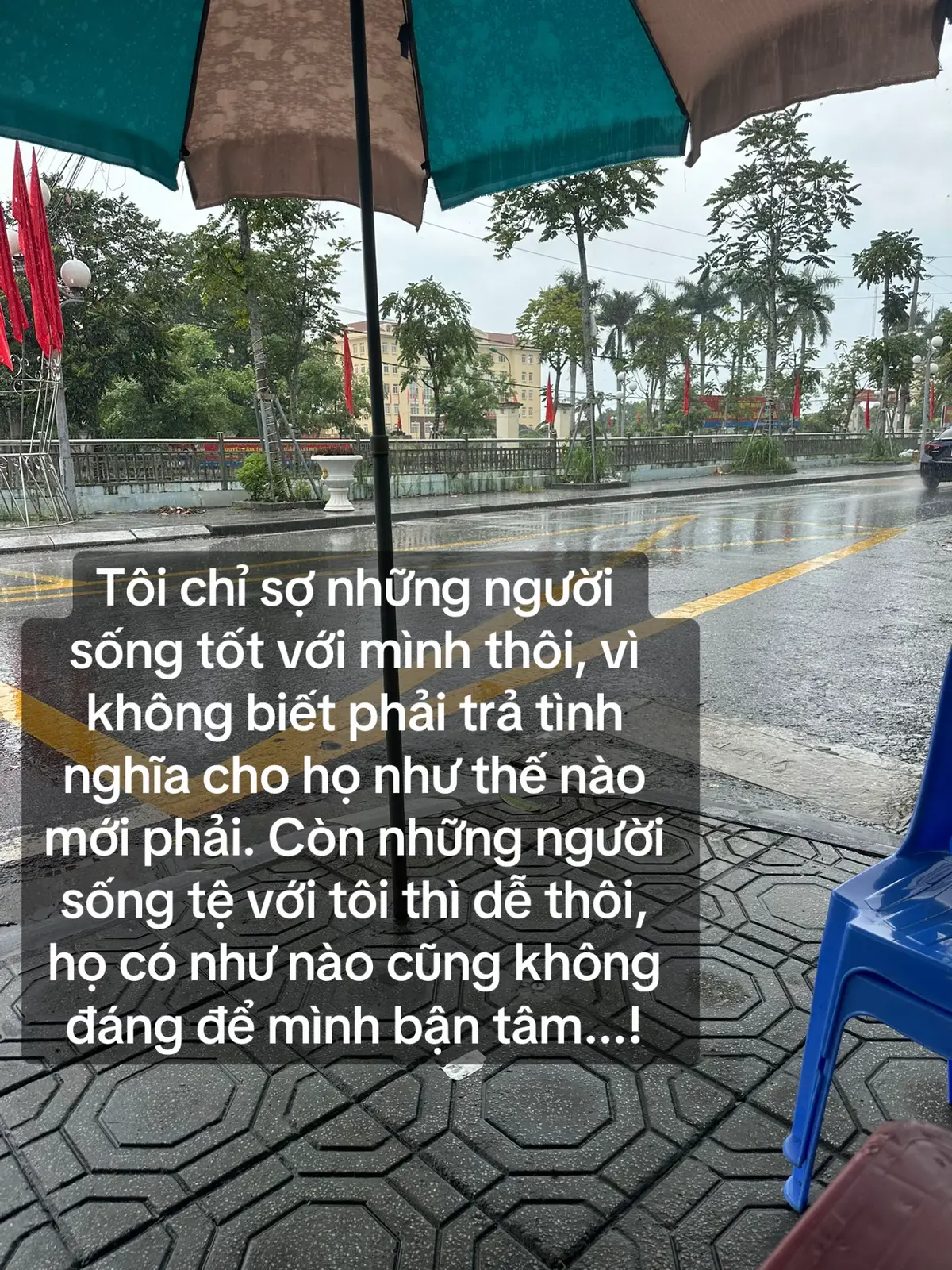 Tôi chỉ sợ những người sống tốt với mình thôi, vì không biết phải trả tình nghĩa cho họ như thế nào mới phảt. Còn những người sống tệ với tôi thì dễ thôi, họ có như nào cũng không đáng để mình bận tâm...!#tamtrang #xhtiktok 