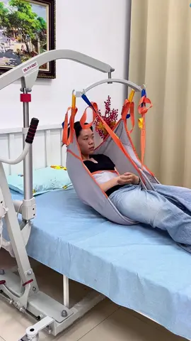 There is no need to move the elderly, get on and off wheelchairs, and lift them from the ground to help them go to the toilet to take a bath. #patienttransport #nursing #patienttransferchair #disabled #wheelchair 