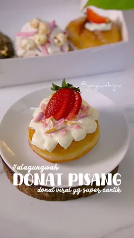 Donat pisang super cantik 🍩🍌 Wangi, lembut dan empuk donatnya berpadu dengan rasa pisang yang nagih banget 🤩 Bahan-bahannya pun gampang dicari, saya belinya di @arys.mikro praktis dan ga pake repot cari ke tempat lain ✨️ Save, share, komen dan mention saya kalau sudah direcook ya!  __ #alagungwah #dapurgungwahyuni #desert #serunyakuliner #menuviral #donat #donatviral #donatpisang #donut #donutlove #viral #pisang 