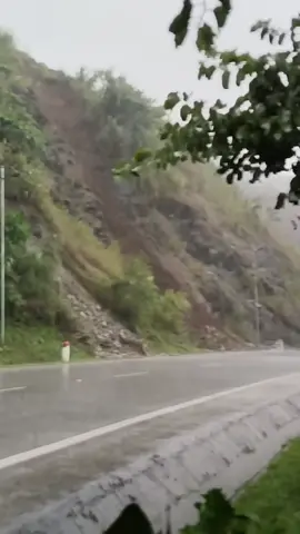 🆘🆘🆘 Video Đoạn quốc lộ 6, gần cây xăng 174 địa phận bản Bó Nhàng 1, xã Vân Hồ đang bị sạt lở, gây ách tắc giao thông mọi người có lộ trình lưu y nhé. (May cho bác xe tải quá) #tiktoknews #tintucmocchau #tintucmocchaunews #mocchau #ksstudio 