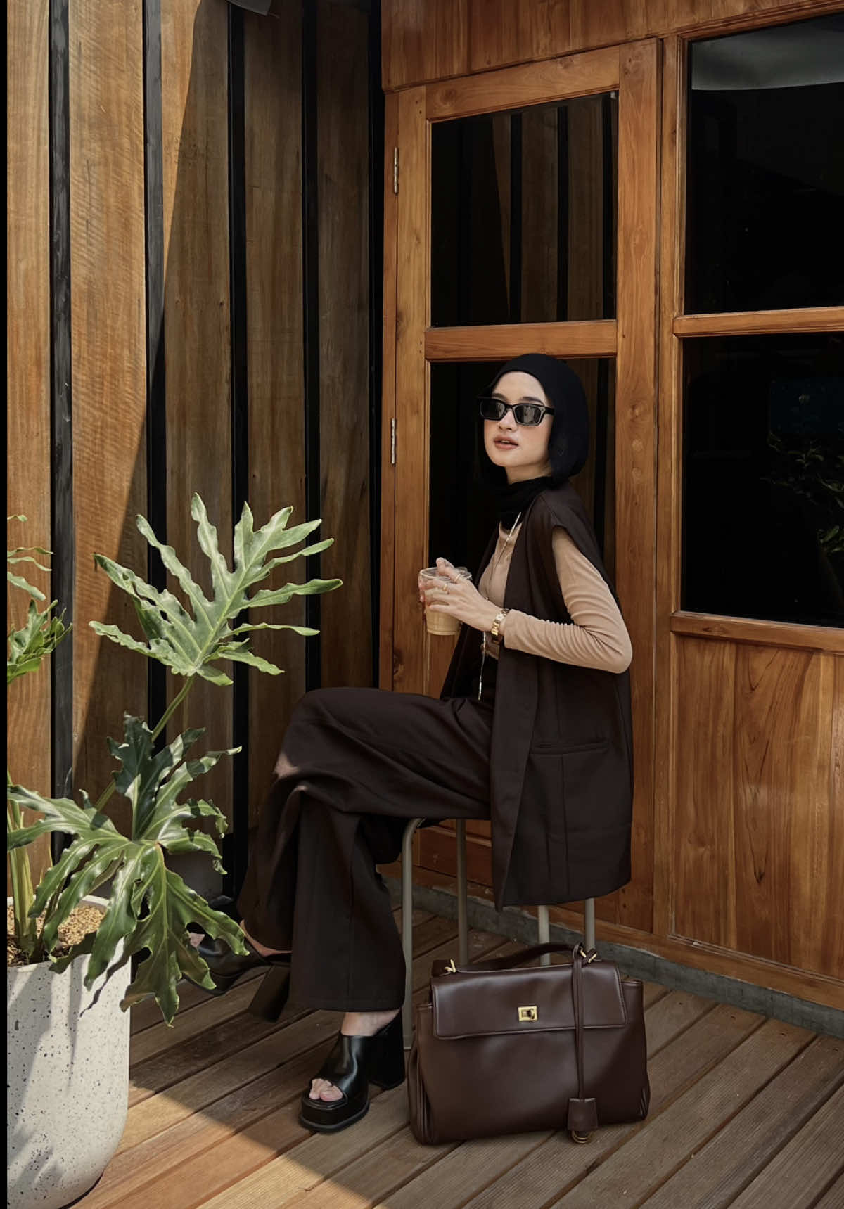 Why choose, when this big bag carries everything I love? — Renee bag from @MORUU  #fyp #outfitcheck #OOTD  #outfitideas #brownoutfits 