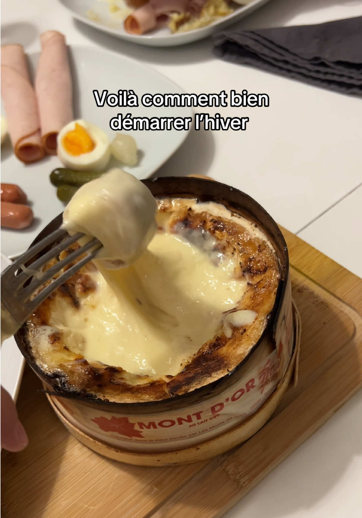 Un mont d’or  au four , quelques accompagnements et voilà ! #montdor #devinelapersone #fromage #recetterapide #recettehiver 