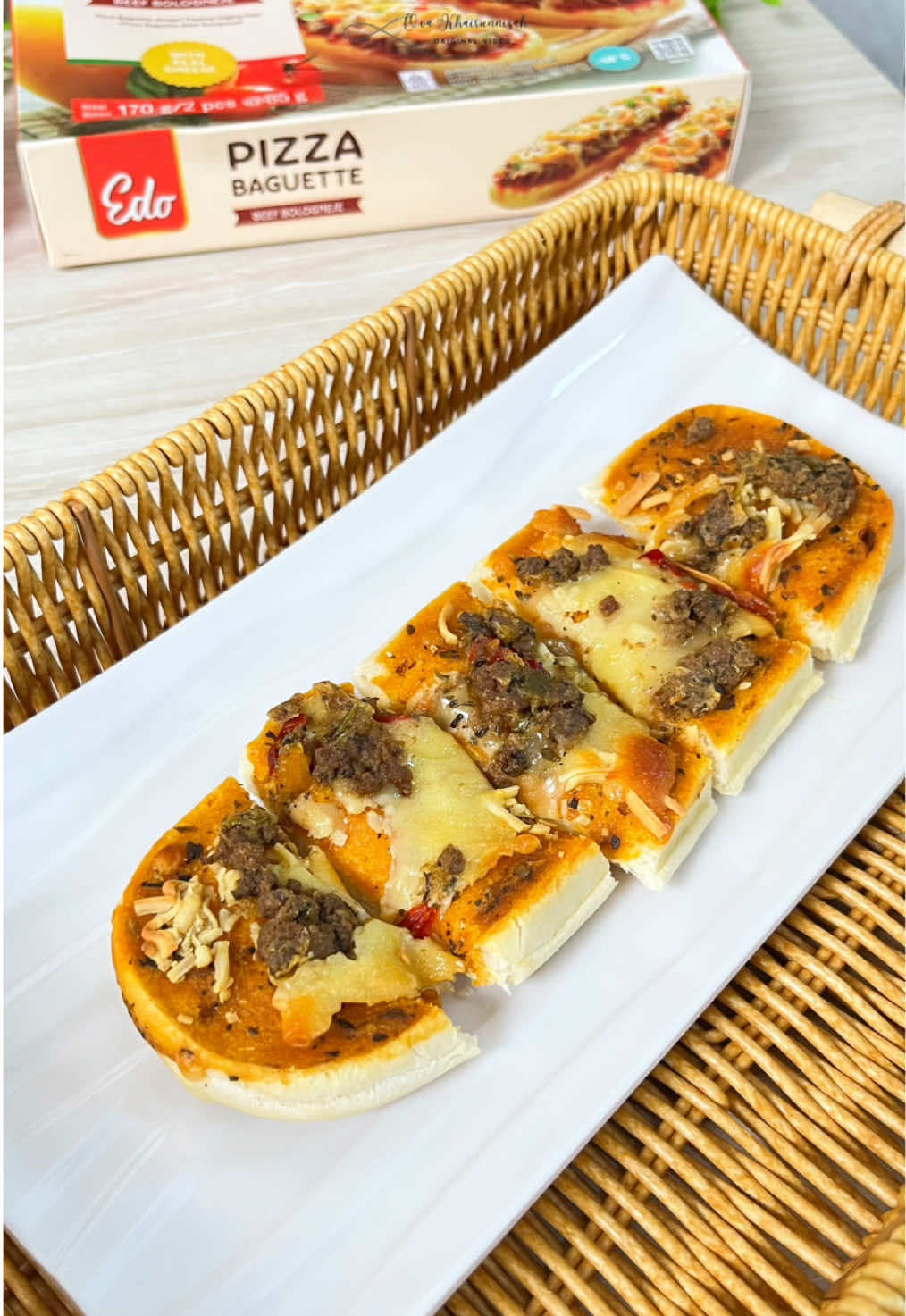 PIZZA BAGUETTE IN 5 MINUTES 🌟 Biasanya Umma selalu bikin cemilan sendiri di rumah, tapi kalau lagi ga sempat itu bingung deh mau nyiapin cemilan apa nih untuk anak-anak. Eh pas banget kemarin belanja ada Edo Pizza Baguette ini, ternyata baru launching nih produk terbarunya @edofood.id ✨ Selain praktis, rasanya juga enak dengan keju dan daging asli kualitas premium.  Teman-teman bisa beli Edo Pizza Baguette ini di supermarket terdekat ya. Bikin juga cemilan praktis dengan Edo Pizza Baguette dan ikut “GIVEAWAY PIZZA BAGUETTE HUNT BARENG EDO” ⭐️ Ada hadiah e-wallet 1 juta rupiah untuk 5 pemenang. Good luck  🏆  #edopizzabaguette #edo #edofood #hangatkanedohangatkankeluarga #weyoco 