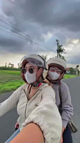 Yang suka touring naik motor nih rekomen banget helm cantik 🫶