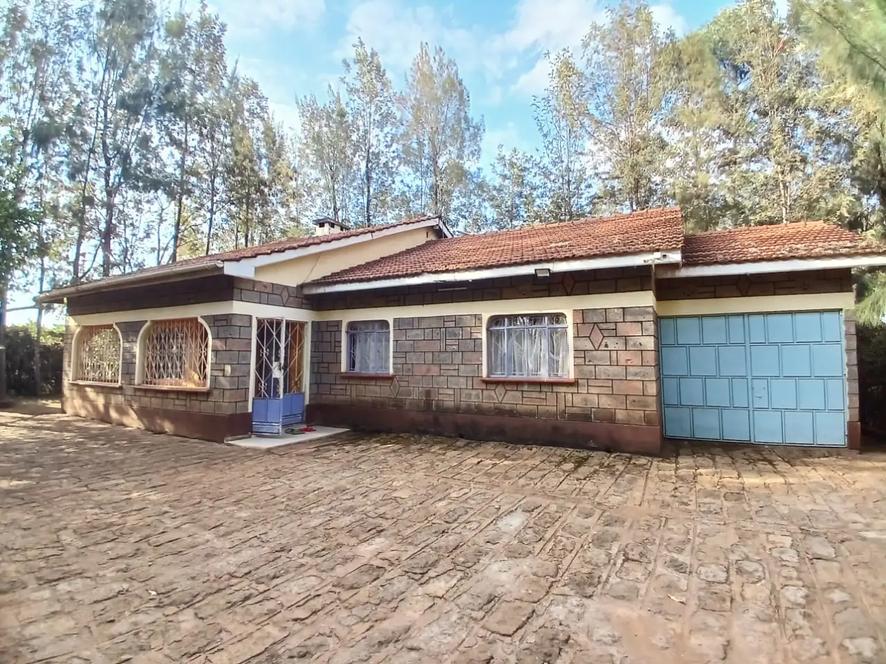 Key Features: • Located in Toll Estate, Thika Road – just 700m from Thika Rd & 100m from tarmac  • 3 spacious ensuite bedrooms • 2-bedroom servant quarter (SQ) • Elegant sitting area with fireplace   • Raised dining area with classy finishes   • Spacious garage & paved driveway   • ¾ acre compound with mature trees 🌳   • Driveway lined with trees • Solar garden lights • Peaceful & private setting Renting at 60k monthly  Call/WhatsApp: 0799779710 for viewing  #househuntingtips  #ruirurealestate #thikaroadhouses #bungalowtolet #tiktokrealestate 