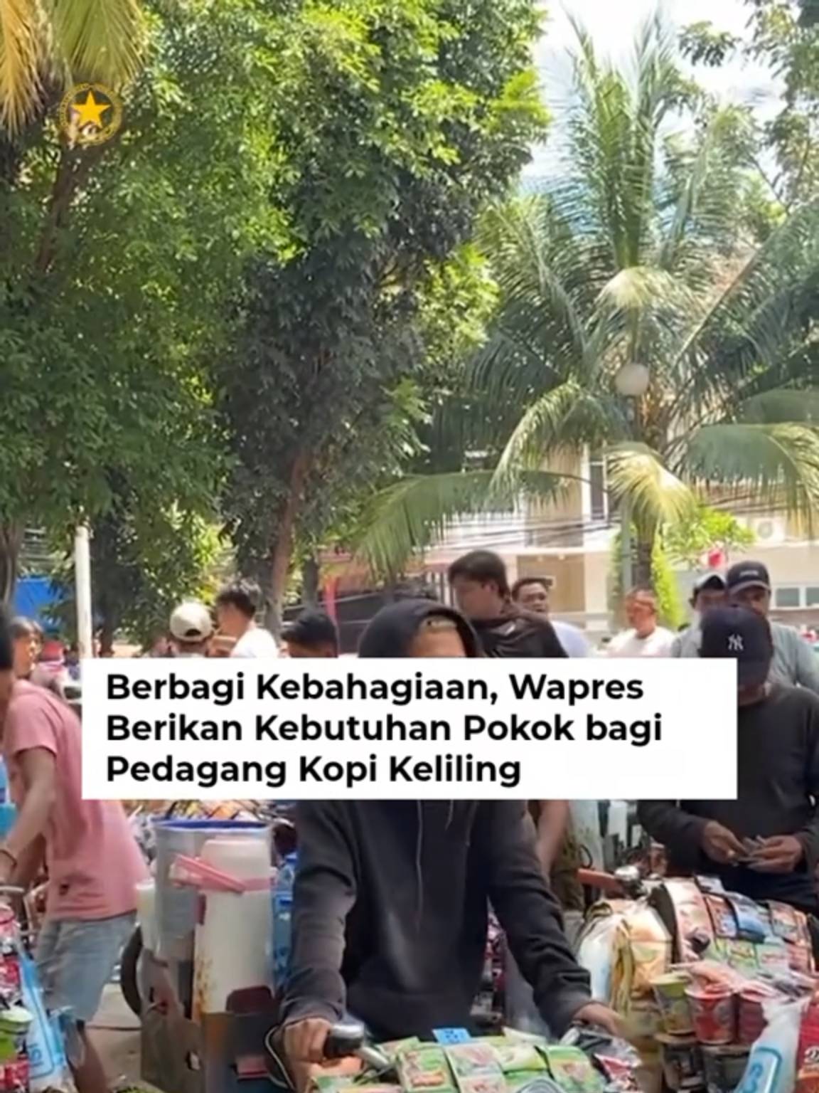 Melalui Sekretariat Wapres, mas wapres gibran rakabuming raka menyalurkan bantuan kebutuhan pokok bagi pedagang kopi keliling. Bantuan ini jadi wujud kepedulian dan dukungan nyata terhadap usaha rakyat, sekaligus memperkuat semangat ekonomi kerakyatan. #aksigibran #wapresgibran #menyalagibranku #gibranrakabumingraka #fyp