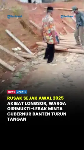 Warga Desa Girimukti, Kecamatan Cilograng, Kabupaten Lebak, Banten, mengeluhkan akses jalan rusak akibat longsor. Menurut warga Desa Girimukti, Asep Kurnia, jalan tersebut rusak karena terbawa longsor pada awal tahun 2025.  Namun hingga kini, jalan itu belum juga mendapat perbaikan dari pemerintah. Bahkan, terdapat tujuh rumah warga yang ikut terdampak longsor tersebut. “Kalau tidak salah, itu terjadi awal tahun 2025. Ada tujuh rumah warga yang kebawa longsor waktu itu,” kata Asep melalui sambungan telepon, Senin (29/9/2025). Asep yang juga Manajer Operasional Koperasi Desa (Kopdes) Merah Putih Desa Girimukti mengungkapkan, warga berinisiatif membuat jembatan darurat untuk sementara waktu. Baca artikel lengkapnya di Tribunbanten.com Reporter : Misbahudin/Tribun Banten Sumber Video: Dokumentasi warga #viral #viralbanten #beritabanten #beritaserang #beritacilegon   